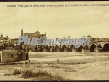 Vista general del puente romano de córdoba y castillo de la calahorra sobre el río guadalquivir