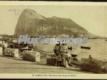 El peñón de gibraltar visto desde la playa