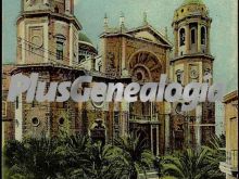 La catedral de cádiz desde la plaza