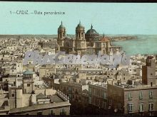 Vista panorámica de cádiz con la catedral en el centro (en color)