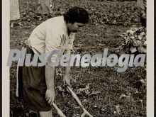 Mujer trabajando el campo en bilbao