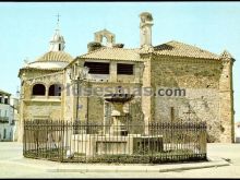 Fuente de la plaza y fachada este de la iglesia de siruela (badajoz)