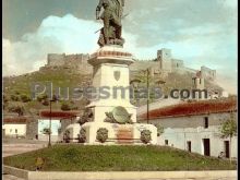 Monumento a hernán cortés y al fondo el castillo de medellín (badajoz)