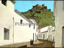 Calle josé santa lucía y amaya con vista al castillo en burguillos del cerro (badajoz)