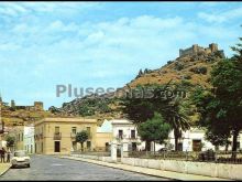 Al fondo el castillo y parque carrero blanco en burguillos del cerro (badajoz)