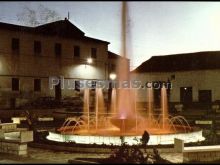 Fuente iluminada en la plaza de calvo sotelo de yunquera de henares (guadalajara)