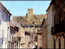 Calle general martínez anido con el castillo al fondo en almansa (albacete)