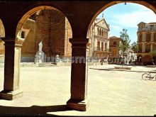 Entre los arcos la estatua de santo tomás de villanueva de los infantes (ciudad real)