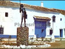 Plaza y fachada de la venta de puerto lápice (ciudad real)