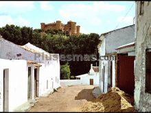 Calle de santa catalina de sena y castillo en belmonte (cuenca)