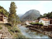 Vista parcial del valle del roncal y rio esla en urzainqui (navarra)