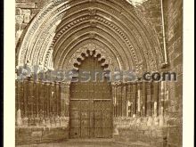 Puerta de la iglesia de san román en cirauqui (navarra)