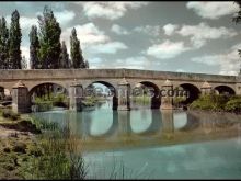 Puente canto sobre el río valdavia a su paso por castrillo de villavega (palencia)