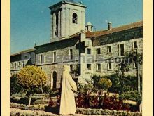 Fachada principal y jardín de la abadía cisterciense san isidro de dueñas (palencia)