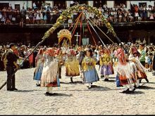 Danza de las cintas ante la virgen en la alberca (salamanca)