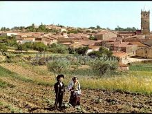 Vista parcial con parejita típica de aldeadávila de la ribera (salamanca)