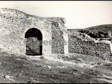 Puerta de la fuerza de las antiguas murallas en sepulveda (segovia)