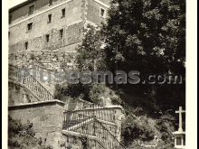 Cruz de los caídos y escalinata de la hospedería en montesclaros (cantabria)