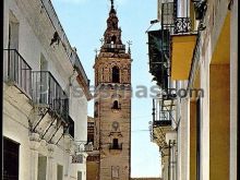 Calle almirante h. pinzón y torre iglesia parroquial en moguer (huelva)