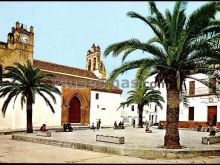 Plaza de españa e iglesia parroquial en hinojos (huelva)