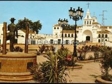 Santuario nuestra señora del rocío. monumento al tamborilero en almonte (huelva)