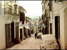 Calle arcos, cierros y ventanas típicas de grazalema (cádiz)