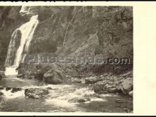 Cascada de la cueva en el valle de ordesa (huesca)