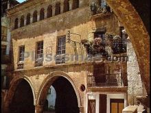 Plaza españa y fachada ayuntamiento de calaceite (teruel)