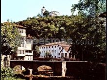 Río urola y al fondo torre reloj san martín en azcoitia (guipúzcoa)