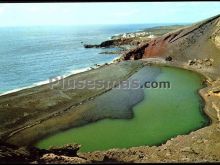 Lago del golfo o lago verde en el municipio de yaiza en lanzarote (islas canarias)