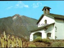 Ermita de las nieves y al fondo el teide en las cañadas (santa cruz de tenerife)