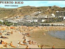 Vista parcial de la playa de puerto rico en mogán (las palmas)