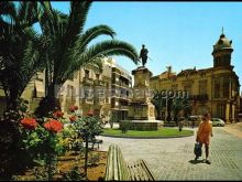 Plaza de españa con el monumento a jorge juan en novelda (alicante)