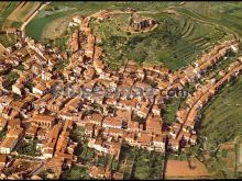 Vista aérea del castillo y pueblo de bagur en sa tuna (gerona)