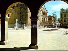 Vista de la estatua de st. tomás de villanueva y casa rectoral entre arcos en villanueva de los infantes (ciudad real)