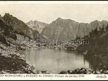 Lago monastero y basiero al fondo en el pirineo de lérida (lleida)