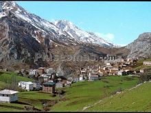 Al fondo collado de pandebano. sotres (asturias)