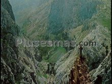 Riega del tejox al fondo naranjo de bulnes. camarmeña en los picos de europa (asturias)
