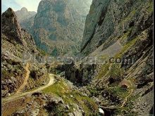 Desfiladero del río cares y sendas camarmeña y bulnes en poncebos (asturias)