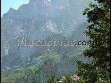 En pleno descenso hacia cain, el último pueblo del valle cordiñanes. al fondo el macizo central de los picos de europa. el valle de valdeón (asturias)