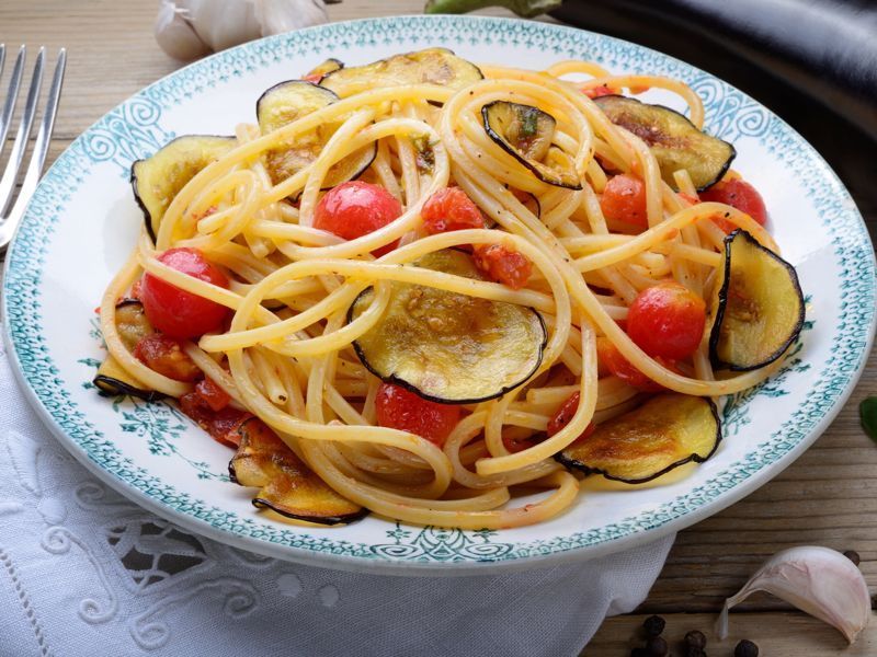 Spaguetti con tomate y berenjenas