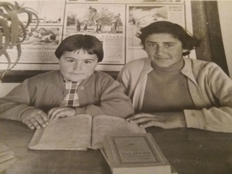 Marina Castrillón, junto a su hermana mayor