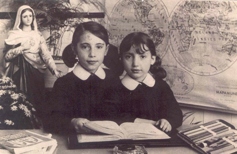 Ana Cazalilla del Moral y su hermana, en el colegio San José de la Montaña de Andújar (1958)