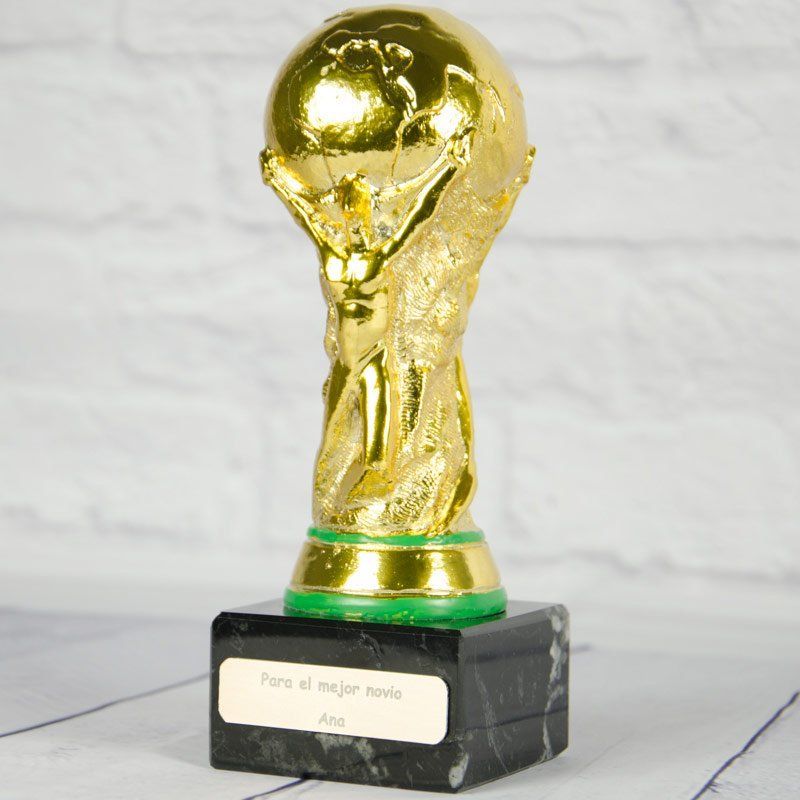 Trofeo Copa del Mundo personalizada con nombre y dedicatoria