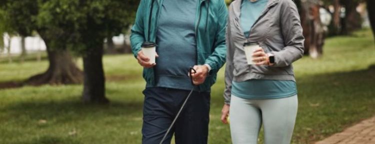La regla del 6-6-6: la caminata que está transformando la vida de muchos mayores de 60 años