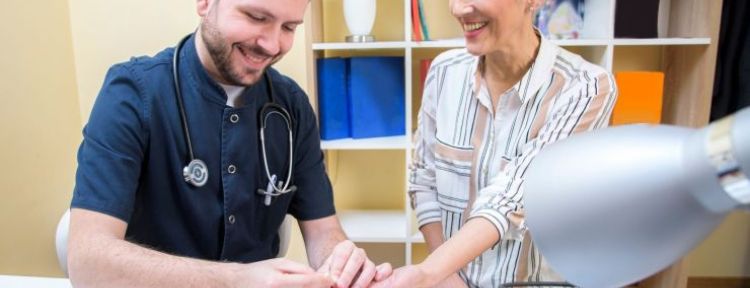 ¿Un pinchazo para detectar Alzheimer? El avance que abre esperanza y dudas