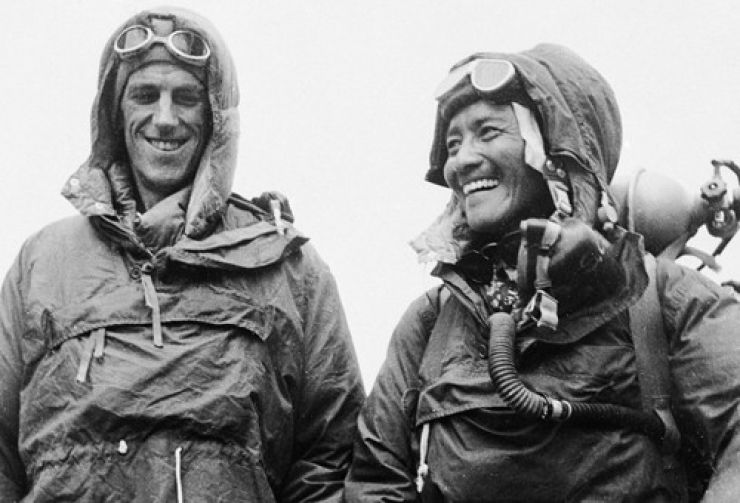 Edmund Hillary corona la cima del Everest