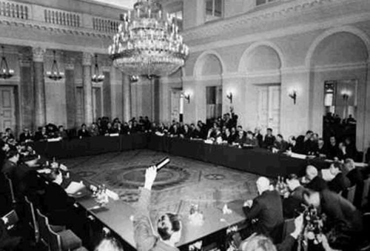 Se firma el Pacto de Varsovia