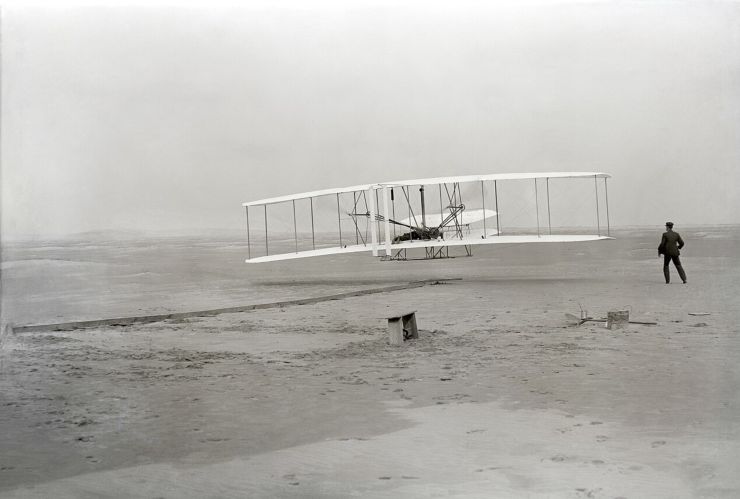 Los hermanos Wright realizan el primer vuelo controlado de un avión a motor