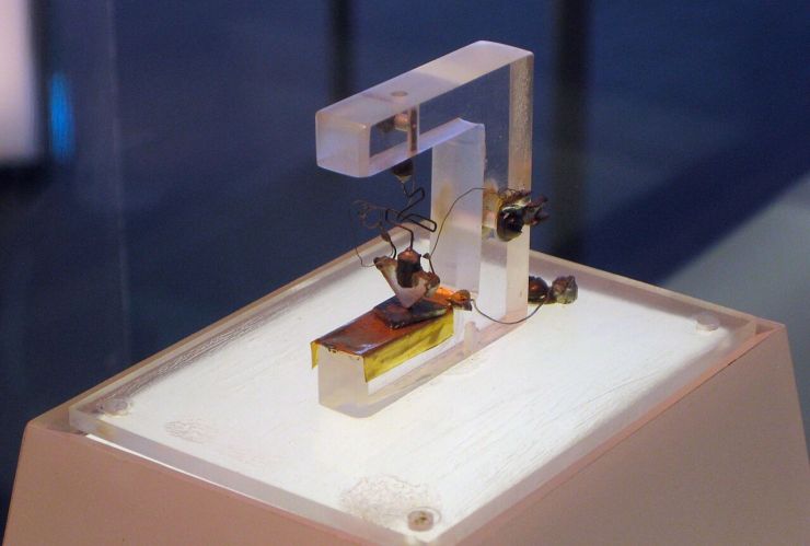 Se presenta el transistor, el invento que revolucionó la electrónica y la informática